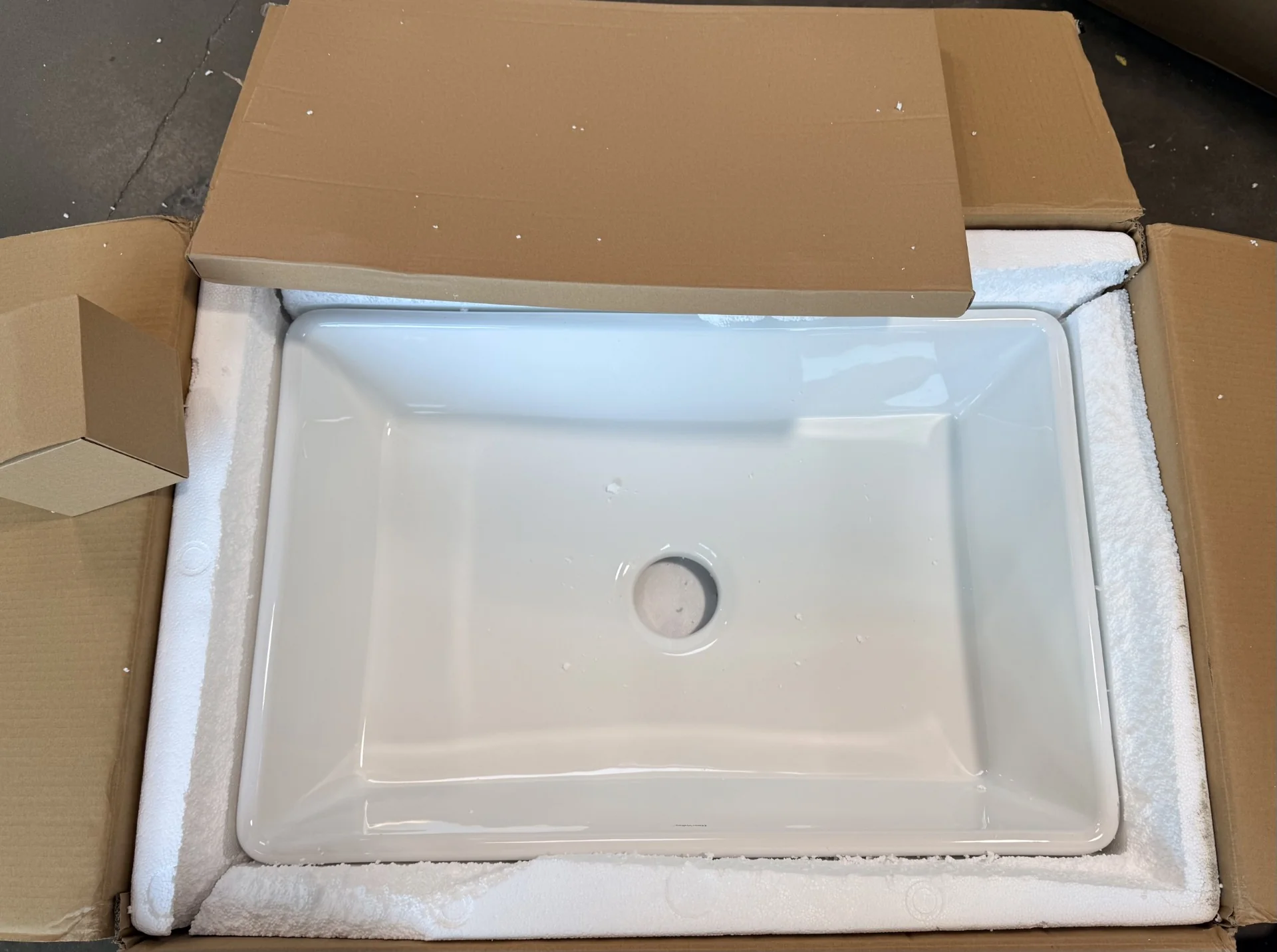 DeerValley 30 in. Farmhouse Single Bowl Kitchen Sink in White Ceramic (new) - Image 3