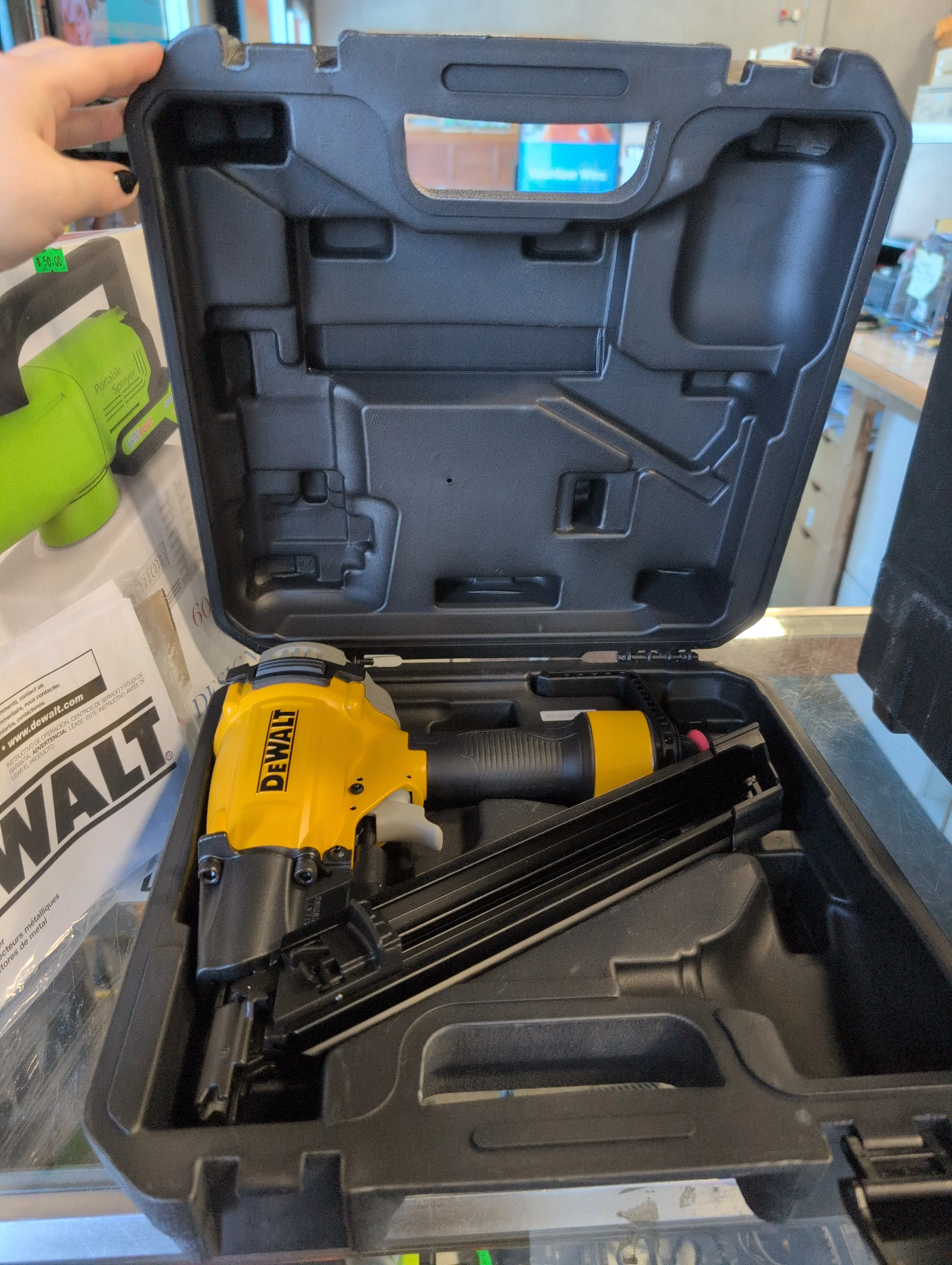 DeWalt 1 1/2" 35° Pneumatic Metal Connector Nailer - Image 3