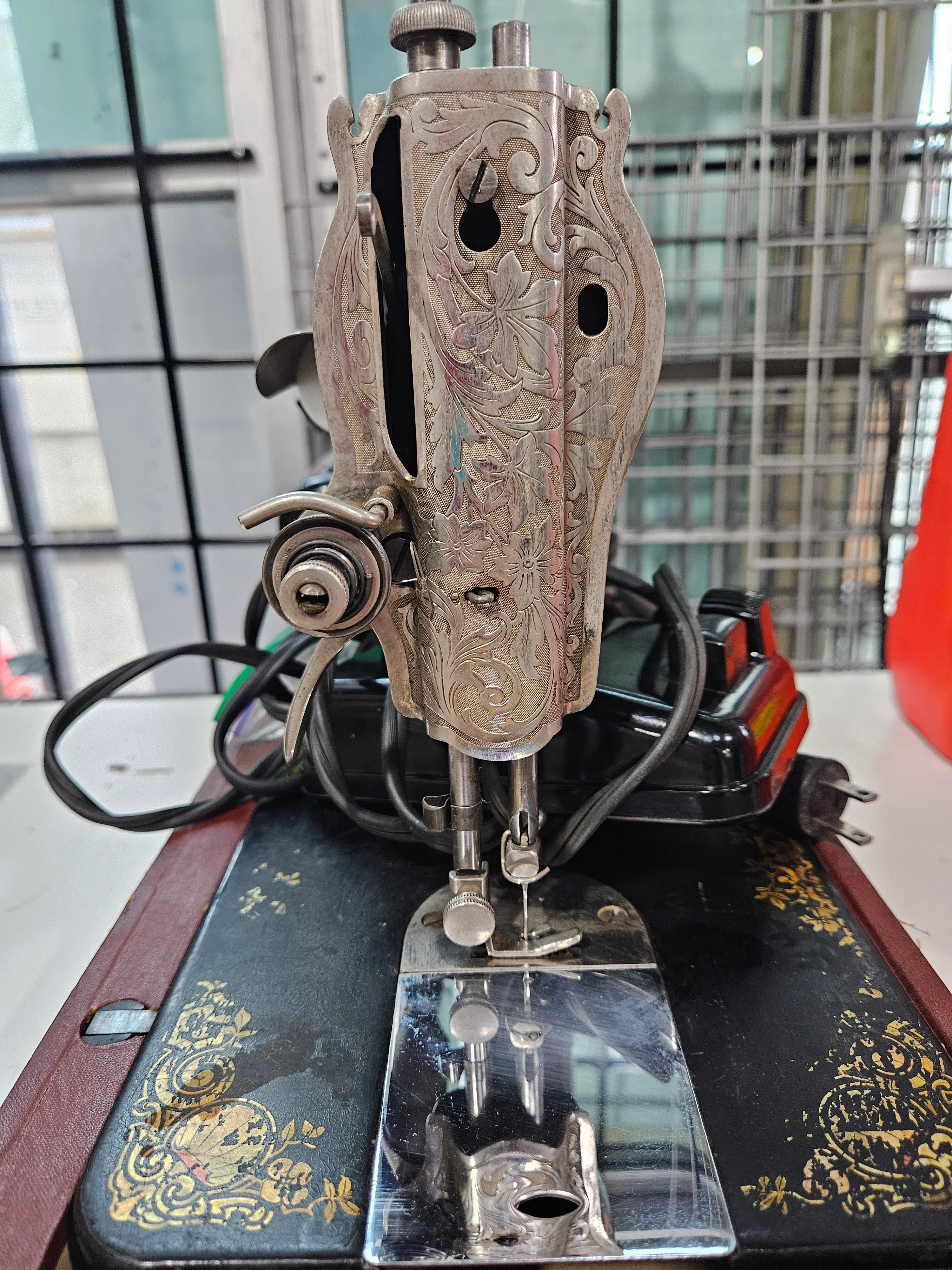 Singer Sewing Machine - Image 4